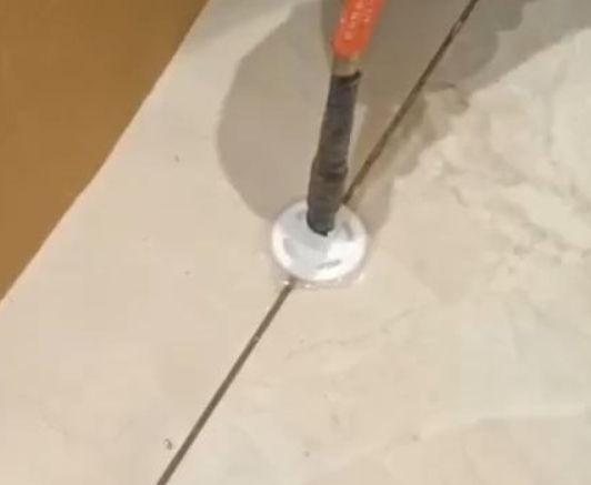 南江瓷砖空鼓维修公司专业解答瓷砖在铺贴过程中，如果没有涂抹均匀到位的粘结材料（如水泥砂浆或瓷砖胶），可能会导致以下问题