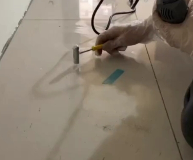 南江瓷砖开裂维修公司专业分享瓷砖在铺贴前如果没有沥干水分，将会导致以下问题