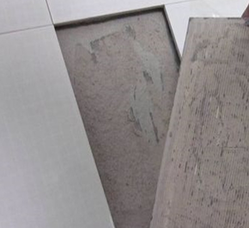 南江瓷砖空鼓维修公司分享瓷砖铺贴时如果打浆（即涂抹在瓷砖背面和基层上的砂浆或瓷砖胶）过少，会带来以下问题